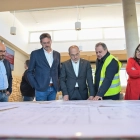 El conseller Campuzano amb els plànols del projecte residencial de la Fundació Santa Teresa.