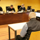 D'esquenes, l'acusat d'apallissar i violar la parella durant set anys a Lloret de Mar. Foto del judici a l'Audiència de Girona.
