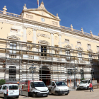 Imatge de la façana de l'Ajuntament de Tarragona, amb els operaris col·locant la bastida per a les obres de rehabilitació.