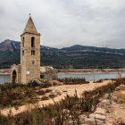 El campanar de l'església de Sant Romà de Sau, totalment a la vista pel baix nivell d'aigua del pantà.