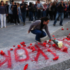 Una noia diposita flors a l'exterior de la comissaria on va tenir lloc el feminicidi la nit de l'1 d'abril.