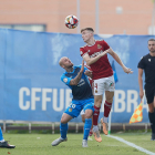 Pol Domingo refusant una pilota amb la pressió del pitxitxi del Fuenlabrada, Sergio Benito.
