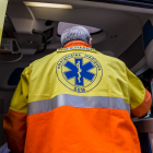 Imatge d'arciu d'un treballador del SEM en una ambulància.