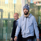 Pla americà del futbolista del Barça Gerard Piqué sortint de la Ciutat de la Justícia després de ser condemnat.