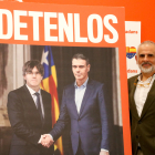 El candidat de Ciutadans, Carlos Carrizosa, amb el cartell de la campanya.