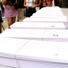 Paperetes dels diversos partits, preparades per ser repartides entre els col·legis electorals del 23-J.
