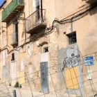 Façanes de les cases de l'Absis de Tortosa que s'enderroquen per estat de ruïna imminent.