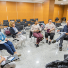 Els participants de la sessió de conversa a la sala d’actes de l’Hospital Santa Tecla.
