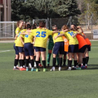 Les jugadores del CD Riudoms fent una pinya en un partit d’aquesta temporada.