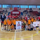 La plantilla del CB Valls i jugadors de la base amb Jordi Llagostera al centre de la imatge durant l’homenatge que va tenir lloc al Joana Ballart.
