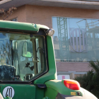 Un tractor aparcat davant la seu dels serveis territorials del Departament d'Acció Climàtica a Tarragona.