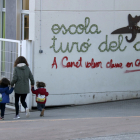 Una pintada a la façana de l'escola Turó del Drac de Canet de Mar reclama l'ensenyament en català