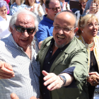 El candidat del PPC, Alejandro Fernández, amb un simpatitzant del partit al míting de Salou