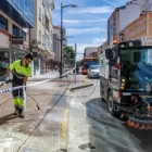 Efectivos de limpieza en el lugar de los hechos, en la avenida del Cid de Burgos.
