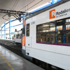 Un tren de Rodalies aturat a l'estació de Lleida-Pirineus.
