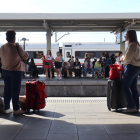 Desenes de persones esperant un tren a l'estació de Tarragona
.