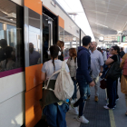 Passatgers baixant d'un tren a l'estació de Girona.