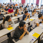 Imatge dels alumnes a punt de començar un examen de les PAU a Tarragona l'any 2019.