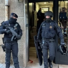 Dos mossos durant el dispositiu.