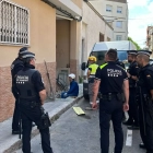 Diversos agents de la policia durant la desconnexió de l'electricitat punxada.