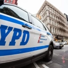 Primer pla del logotip de la policia de Nova York en un cotxe de policia.