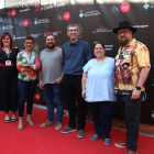 El codirector del documental ‘Un estel fugaç’, Ignasi Guerrero, acompanyat del seu equip i dels directors del FIC-CAT a l’entrada de la projecció.