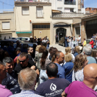 Unes 200 persones concentrades al davant de l'oficina de 'la Caixa' de les Borges Blanques per la delinqüència a un bloc ocupat.
