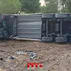 Imatge del camió bolcat a l'AP-7 a Vila-seca.