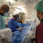 Un equip de l'Hospital Joan XXIII aplicant l'ablació a un pacient.