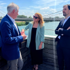 La consellera Natàlia Mas amb l'alcalde d'Amposta observant el riu Ebre i el pont penjant.