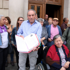 Familiars dels usuaris van recollir signatures per aturar el trasllat.