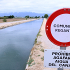 Un senyal al canal de l'Esquerra de l'Ebre a l'altura de Campredó, al municipi de Tortosa.