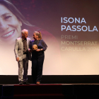 La productora Isona Passola, durant la recollida del premi Montserrat Carulla en el marc del FIC-CAT 2024