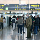 Usuaris accedint al control de seguretat a la T1 de l'aeroport de Barcelona