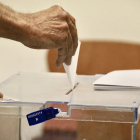 Un home introdueix el seu vot en una urna de les eleccions europees en un col·legi electoral de Sant Sadurní d'Anoia
