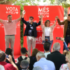 La vicepresidenta del govern espanyol, i candidata de PSOE a les eleccions europees, Teresa Ribera, amb el primer secretari del PSC, Salvador Illa, i el candidat del PSC a les europees Javi López