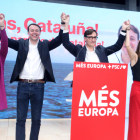 El primer secretari del PSC, Salvador Illa, amb els candidats Javi López i Laura Ballarín celebrant la victòria a les eleccions europees del 9-J