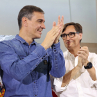 El president del govern espanyol, Pedro Sánchez, i el primer secretari del PSC, Salvador Illa, aplaudint abans de començar un míting