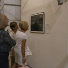 Tres dones observen una fotografia inclosa a la mostra 'Horta Picasso Mont-roig Miró' a l'església vella de Mont-roig del Camp.
