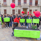 Imatge d’una mobilització davant de l’Ajuntament de Reus per exigir que no es congelin els salaris dels treballadors de Reus Net.