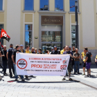 Una vintena de treballadors de Correus concentrats davant de l'oficina de la plaça Corsini de Tarragona.