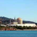 Imatge de la central nuclear Vandellòs II des de la platja de l'Almadrava