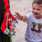 La plaça de Sant Pere es va omplir de nens que volien entregar el xumet a la Mulassa.