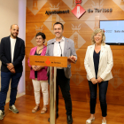 Els regidors de Tortosa Víctor Grau, Maria Jesús Vinya i Mar Lleixà amb l'alcalde Jordi Jordan.