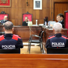 Dos agents dels Mossos d'Esquadra i la cadira de l'acusat d'esquera durant el judici a l'Audiència de Tarragona.
