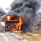 Imatge del camió cremant i els Bombers actuant a la zona.