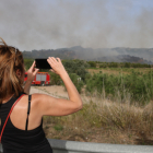 Una dona fotografia l'incendi que ha obligat a evacuar un càmping de Montblanc.