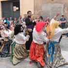 Un instant de la representació del ball parlat satíric de Dames i Vells, a la plaça de Sant Miquel.