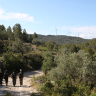 Quatre agents rurals recorren una pista que dona accés a la Picosa, a Móra d'Ebre.