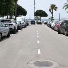 Imatge dels vehicles estacionats al carrer Estel de Cambrils.